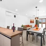 4 Bedroom Amazing In Hébergement de vacances Kadumi