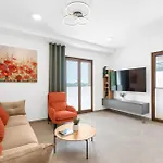 Hébergement de vacances 4 Bedroom Amazing In Kadumi