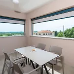 Hébergement de vacances 4 Bedroom Amazing In