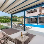 Hébergement de vacances 4 Bedroom Amazing In Kadumi