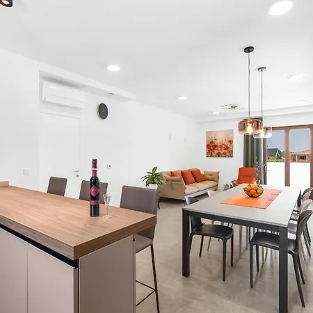 4 Bedroom Amazing In Holiday home Kadumi