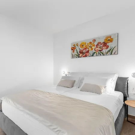 4 Bedroom Amazing In Holiday home