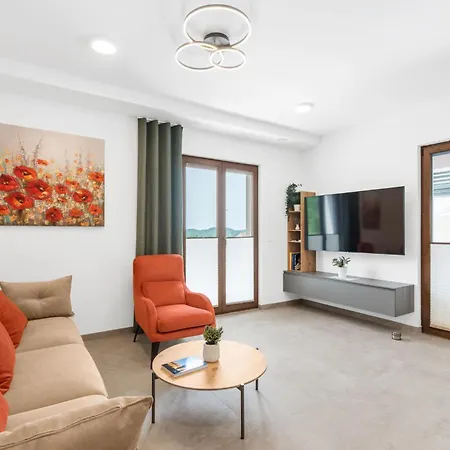 Holiday home 4 Bedroom Amazing In Kadumi