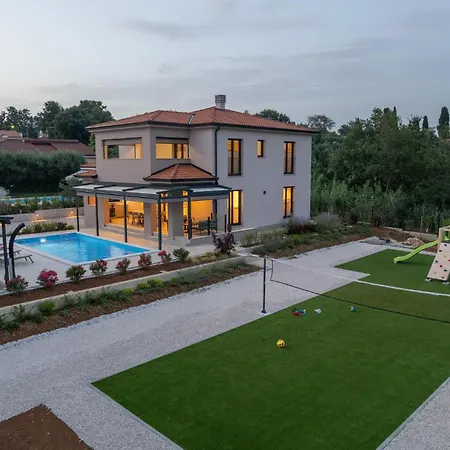 4 Bedroom Amazing In Hébergement de vacances Kadumi