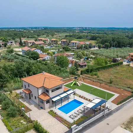 Hébergement de vacances 4 Bedroom Amazing In Kadumi