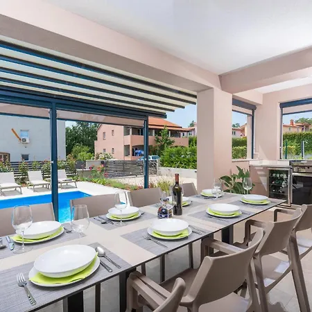 4 Bedroom Amazing In *