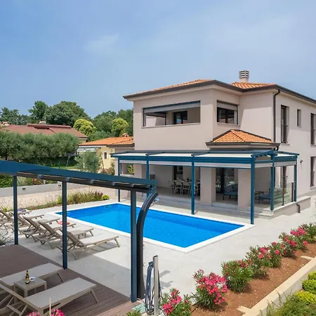 4 Bedroom Amazing In Holiday home Kadumi