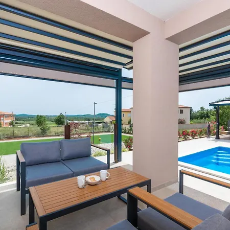 Holiday home 4 Bedroom Amazing In Kadumi