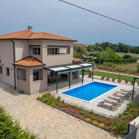 Hébergement de vacances 4 Bedroom Amazing In