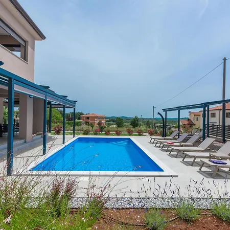 4 Bedroom Amazing In Hébergement de vacances