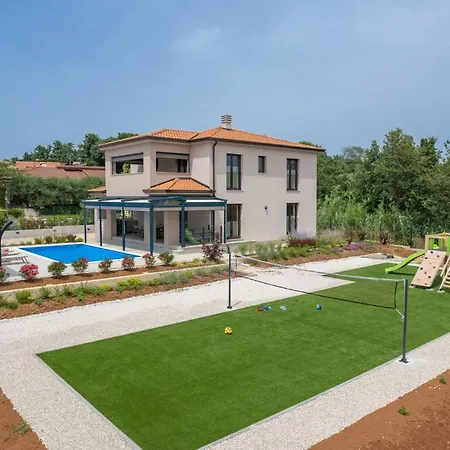 4 Bedroom Amazing In Holiday home *